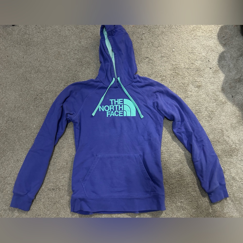 💙The North Face Hoodie size: medium